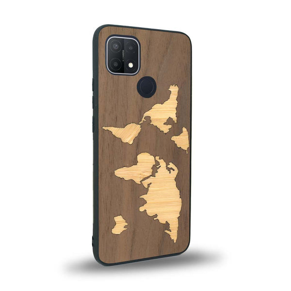 Coque de protection en bois véritable fabriquée en France pour Oppo A15 alliant du bambou et du noyer sur le thème du voyage et de l'aventure représentant une mappemonde