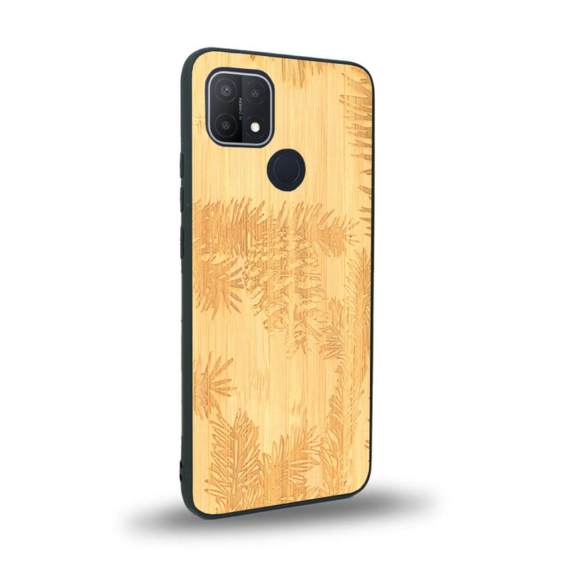 Coque de protection en bois véritable fabriquée en France pour Oppo A15 sur le thème de la nature des arbres avec un motif de gravure représentant des épines de sapin et des pommes de pin