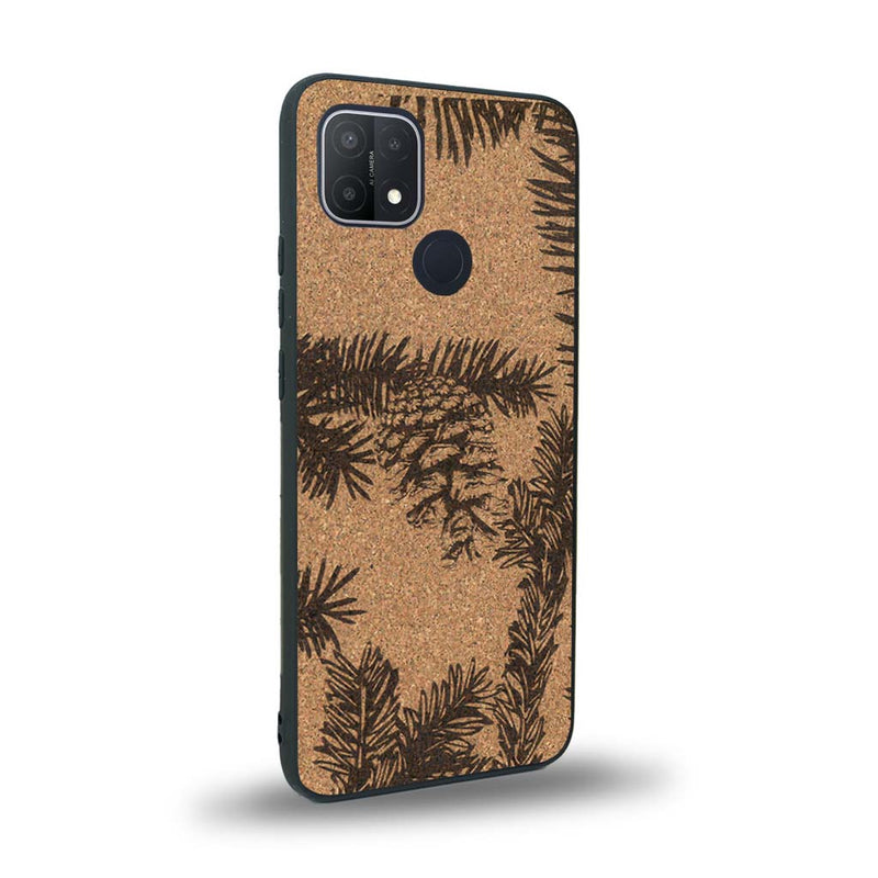 Coque de protection en bois véritable fabriquée en France pour Oppo A15 sur le thème de la nature des arbres avec un motif de gravure représentant des épines de sapin et des pommes de pin