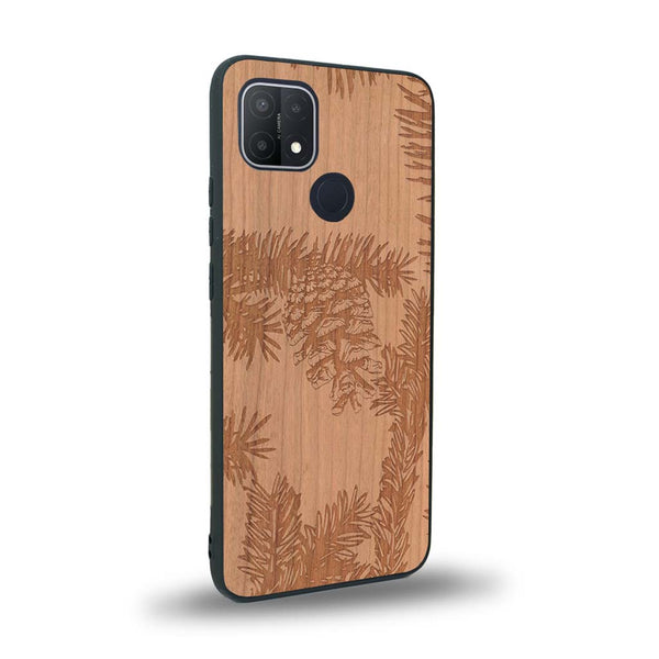 Coque de protection en bois véritable fabriquée en France pour Oppo A15 sur le thème de la nature des arbres avec un motif de gravure représentant des épines de sapin et des pommes de pin