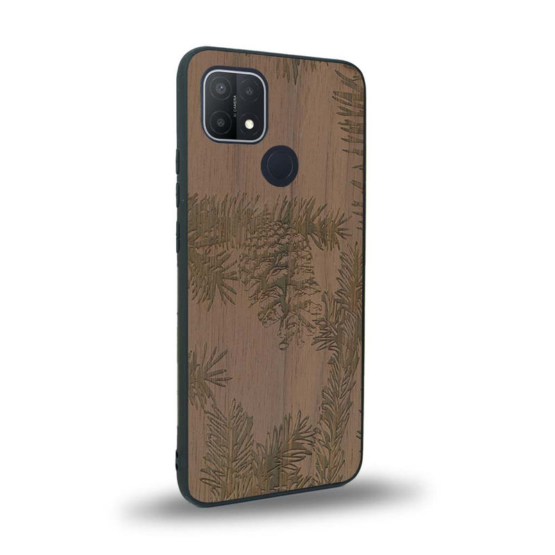 Coque de protection en bois véritable fabriquée en France pour Oppo A15 sur le thème de la nature des arbres avec un motif de gravure représentant des épines de sapin et des pommes de pin