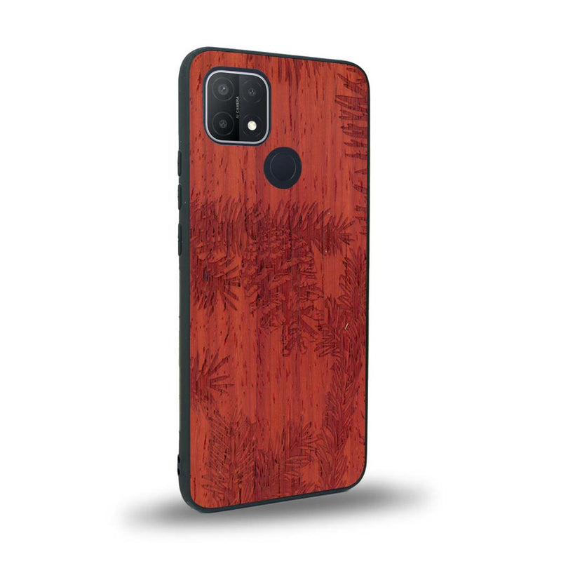 Coque de protection en bois véritable fabriquée en France pour Oppo A15 sur le thème de la nature des arbres avec un motif de gravure représentant des épines de sapin et des pommes de pin