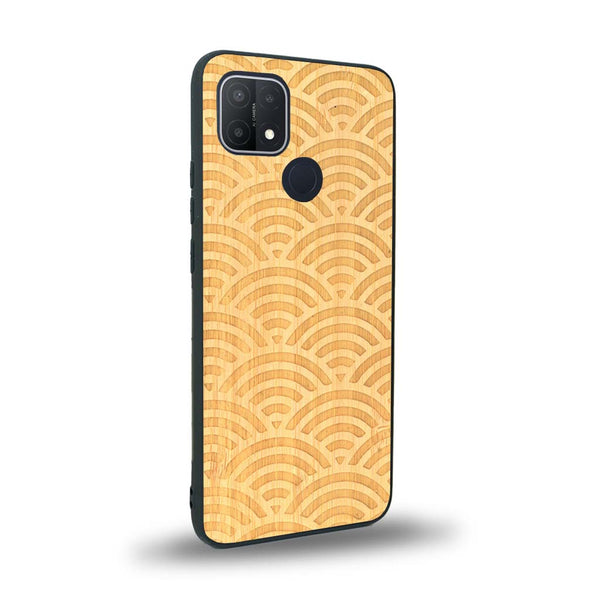 Coque de protection en bois véritable fabriquée en France pour Oppo A15 baptisée "La Sinjak" avec un motif de gravure abstrait représentant la répétition d'un symbole wifi