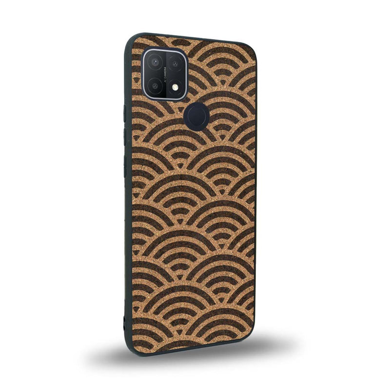 Coque de protection en bois véritable fabriquée en France pour Oppo A15 baptisée "La Sinjak" avec un motif de gravure abstrait représentant la répétition d'un symbole wifi