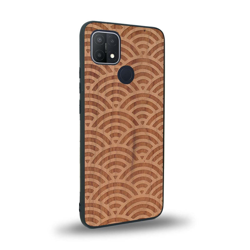 Coque de protection en bois véritable fabriquée en France pour Oppo A15 baptisée "La Sinjak" avec un motif de gravure abstrait représentant la répétition d'un symbole wifi