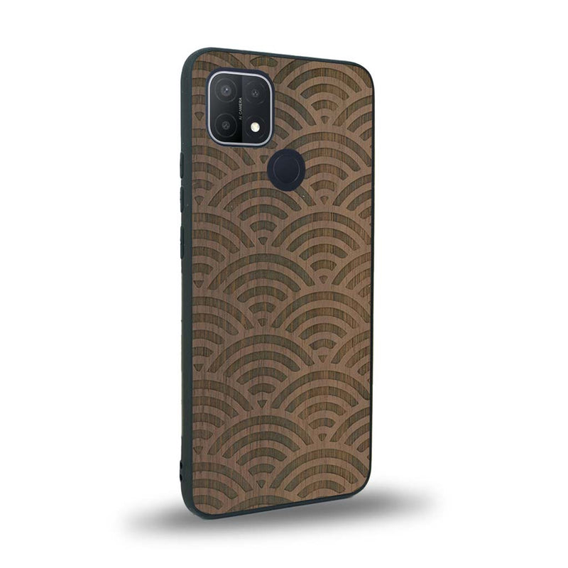 Coque de protection en bois véritable fabriquée en France pour Oppo A15 baptisée "La Sinjak" avec un motif de gravure abstrait représentant la répétition d'un symbole wifi