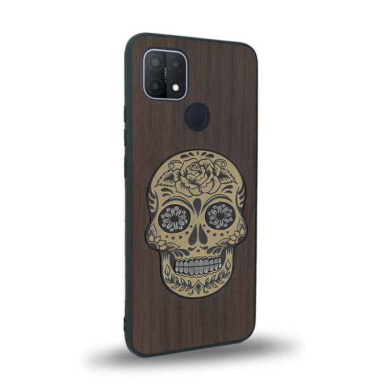 Coque de protection en bois véritable fabriquée en France pour Oppo A15 alliant du chêne fumé avec du métal argenté et doré représentant une tête de mort mexicaine sur le thème Dia de los Muertos