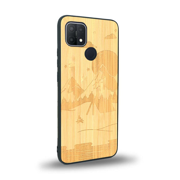 Coque de protection en bois véritable fabriquée en France pour Oppo A15 sur le thème du camping en pleine nature représentant une tente avec un feu de camp entouré de montagnes