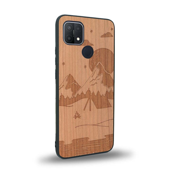 Coque de protection en bois véritable fabriquée en France pour Oppo A15 sur le thème du camping en pleine nature représentant une tente avec un feu de camp entouré de montagnes