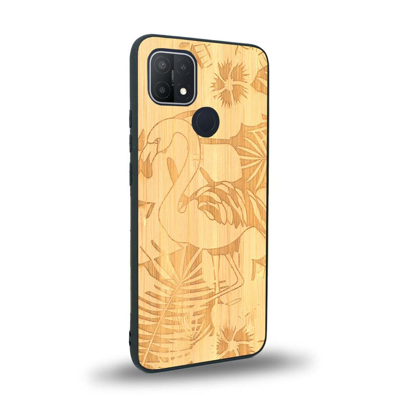 Coque de protection en bois véritable fabriquée en France pour Oppo A15 sur le thème de la nature et des animaux représentant un flamant rose entre des fougères