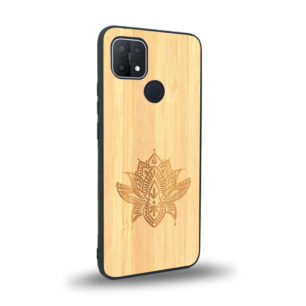 Coque de protection en bois véritable fabriquée en France pour Oppo A15 sur le thème de la nature et du yoga avec une gravure zen représentant une fleur de lotus