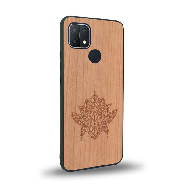 Coque de protection en bois véritable fabriquée en France pour Oppo A15 sur le thème de la nature et du yoga avec une gravure zen représentant une fleur de lotus