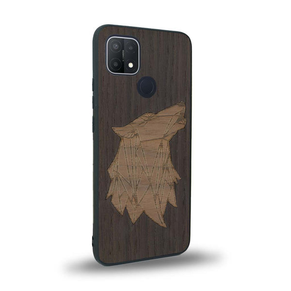 Coque de protection en bois véritable fabriquée en France pour Oppo A15 alliant du chêne fumé et du noyer représentant une tête de loup géométrique de profil sur le thème des animaux et de la nature