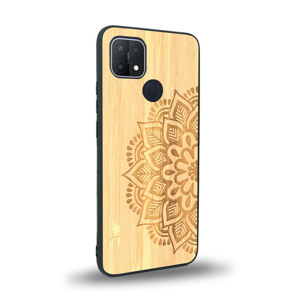 Coque de protection en bois véritable fabriquée en France pour Oppo A15 sur le thème de la bohème et du tatouage au henné avec une gravure représentant un mandala