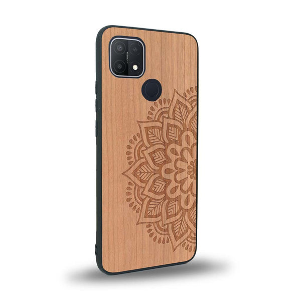 Coque de protection en bois véritable fabriquée en France pour Oppo A15 sur le thème de la bohème et du tatouage au henné avec une gravure représentant un mandala