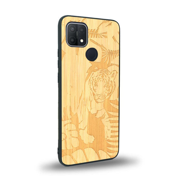 Coque de protection en bois véritable fabriquée en France pour Oppo A15 sur le thème de la nature et des animaux représentant un tigre dans la jungle entre des fougères