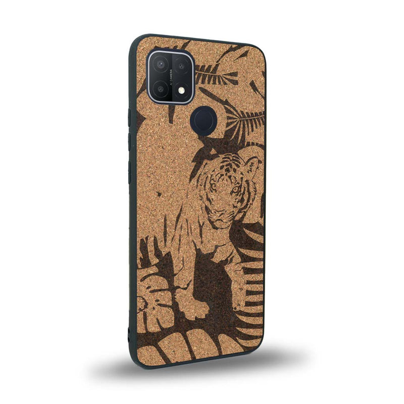 Coque de protection en bois véritable fabriquée en France pour Oppo A15 sur le thème de la nature et des animaux représentant un tigre dans la jungle entre des fougères