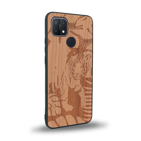 Coque de protection en bois véritable fabriquée en France pour Oppo A15 sur le thème de la nature et des animaux représentant un tigre dans la jungle entre des fougères