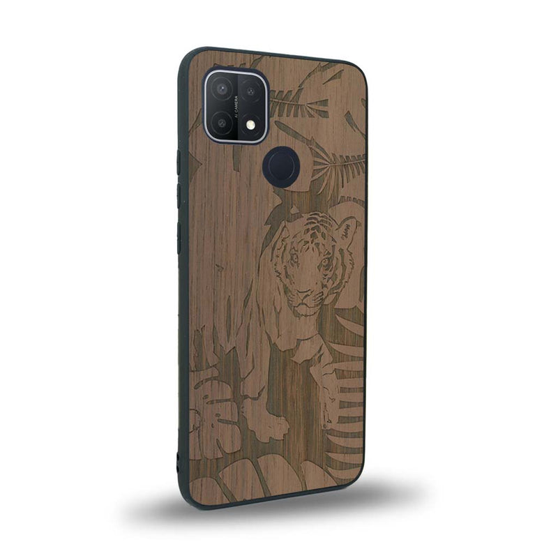 Coque de protection en bois véritable fabriquée en France pour Oppo A15 sur le thème de la nature et des animaux représentant un tigre dans la jungle entre des fougères