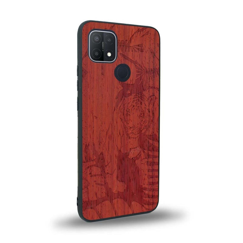 Coque de protection en bois véritable fabriquée en France pour Oppo A15 sur le thème de la nature et des animaux représentant un tigre dans la jungle entre des fougères