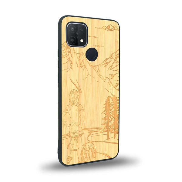 Coque de protection en bois véritable fabriquée en France pour Oppo A15 sur le thème de la randonnée en montagne et de l'aventure avec une gravure représentant une femme de dos face à un paysage de nature