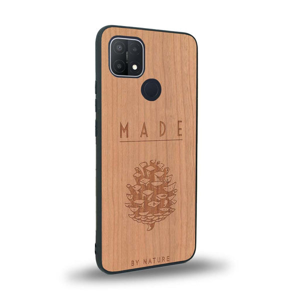 Coque de protection en bois véritable fabriquée en France pour Oppo A15 sur le thème de la nature et des arbres avec une gravure représentant une pomme de pin et la phrase "made by nature"