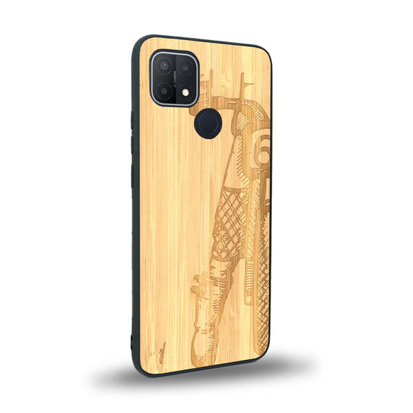 Coque de protection en bois véritable fabriquée en France pour Oppo A15 représentant une vue de face d'une femme sur une moto vintage dessinée à la main par l'artiste Maud Dabs