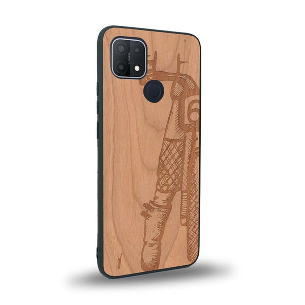 Coque de protection en bois véritable fabriquée en France pour Oppo A15 représentant une vue de face d'une femme sur une moto vintage dessinée à la main par l'artiste Maud Dabs