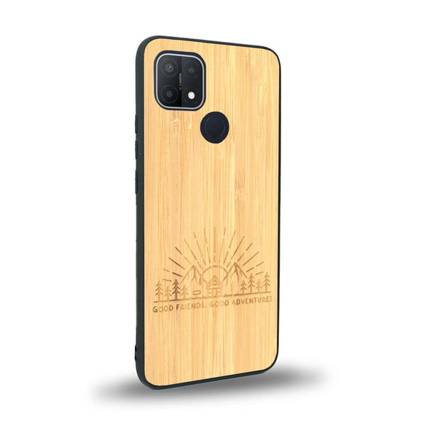 Coque de protection en bois véritable fabriquée en France pour Oppo A15 sur le thème chill et nature avec un motif représentant un levé de soleil sur un paysage de montagne avec des sapins et un chalet et la phrase "Good friends, good adventure"