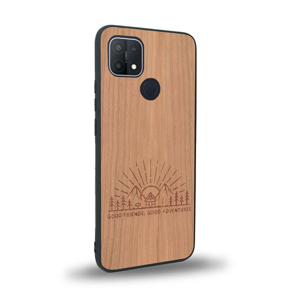 Coque de protection en bois véritable fabriquée en France pour Oppo A15 sur le thème chill et nature avec un motif représentant un levé de soleil sur un paysage de montagne avec des sapins et un chalet et la phrase "Good friends, good adventure"