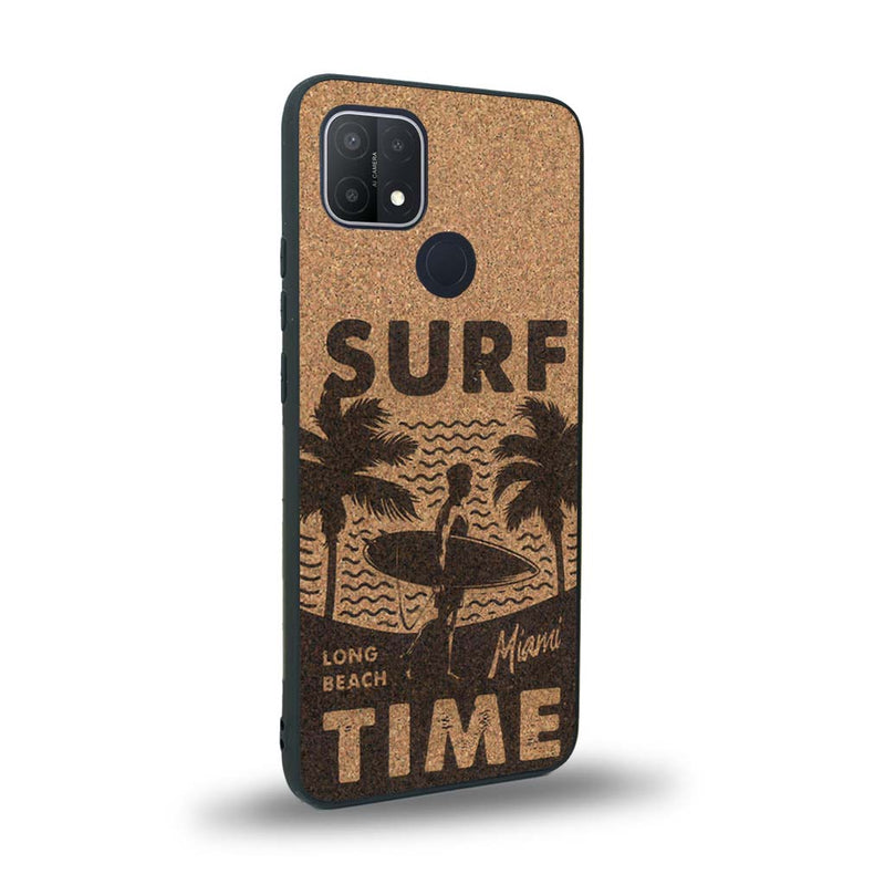 Coque de protection en bois véritable fabriquée en France pour Oppo A15 sur le thème chill avec un motif représentant une silouhette tenant une planche de surf sur une plage entouré de palmiers et les mots "Surf Time Long Beach Miami"