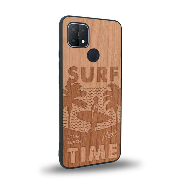 Coque de protection en bois véritable fabriquée en France pour Oppo A15 sur le thème chill avec un motif représentant une silouhette tenant une planche de surf sur une plage entouré de palmiers et les mots "Surf Time Long Beach Miami"