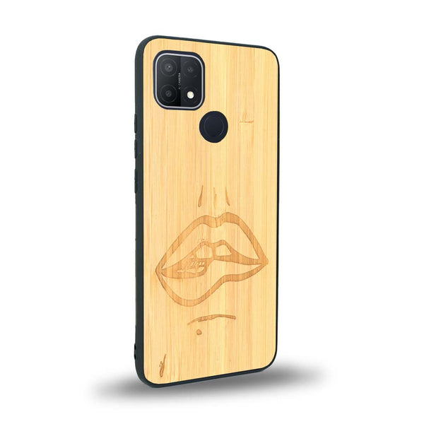 Coque de protection en bois véritable fabriquée en France pour Oppo A15 représentant de manière minimaliste une bouche de féminine se mordant le coin de la lèvre de manière sensuelle dessinée à la main par l'artiste Maud Dabs