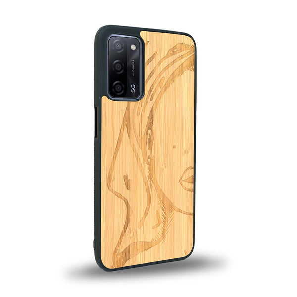 Coque de protection en bois véritable fabriquée en France pour Oppo A55 5G représentant une silhouette féminine épurée de type line art en collaboration avec l'artiste Maud Dabs