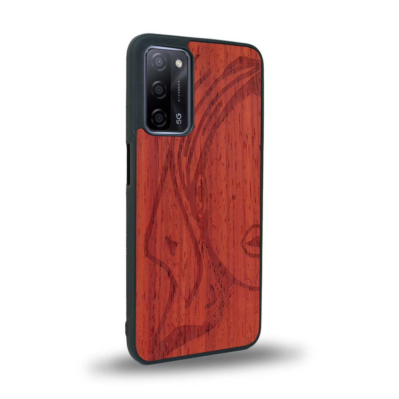 Coque de protection en bois véritable fabriquée en France pour Oppo A55 5G représentant une silhouette féminine épurée de type line art en collaboration avec l'artiste Maud Dabs