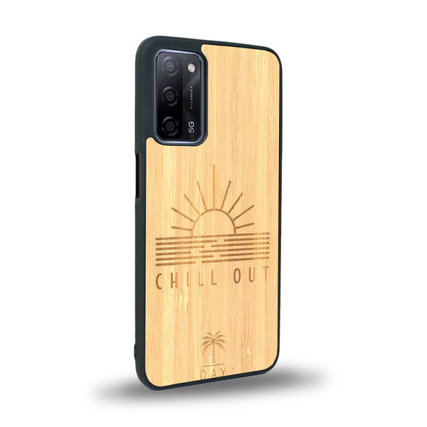 Coque de protection en bois véritable fabriquée en France pour Oppo A55 5G sur le thème chill avec un motif représentant un couché de soleil sur l'océan et la phrase "Chill out"