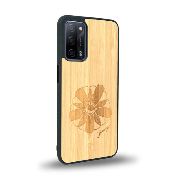 Coque de protection en bois véritable fabriquée en France pour Oppo A55 5G sur le thème des fleurs et de la montagne avec un motif de gravure représentant les pétales d'une fleur des montagnes