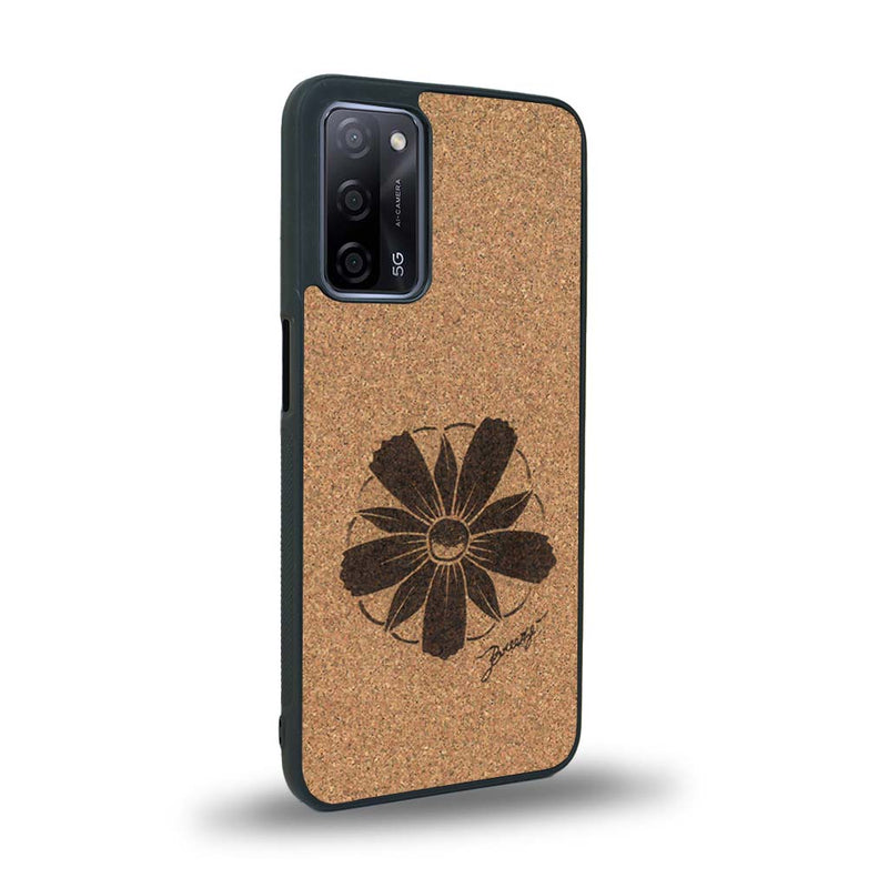 Coque de protection en bois véritable fabriquée en France pour Oppo A55 5G sur le thème des fleurs et de la montagne avec un motif de gravure représentant les pétales d'une fleur des montagnes