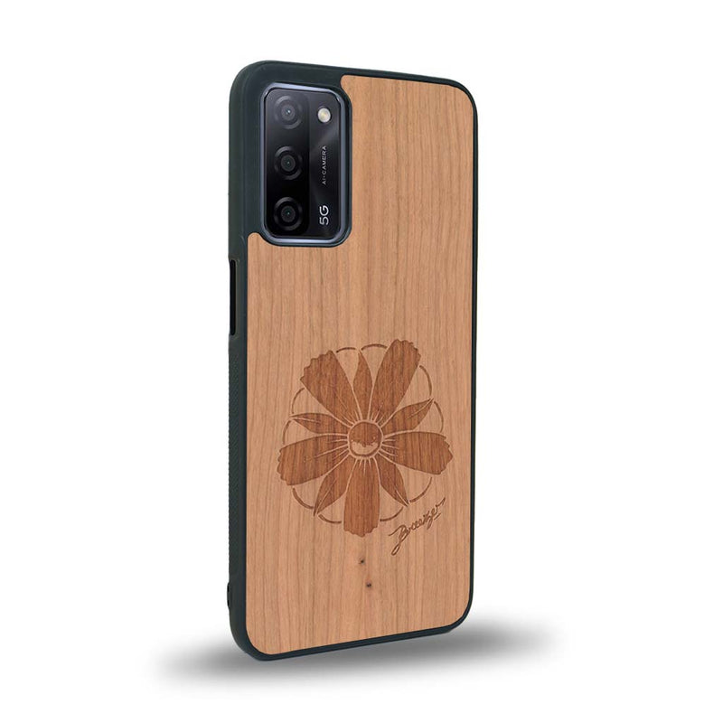 Coque de protection en bois véritable fabriquée en France pour Oppo A55 5G sur le thème des fleurs et de la montagne avec un motif de gravure représentant les pétales d'une fleur des montagnes