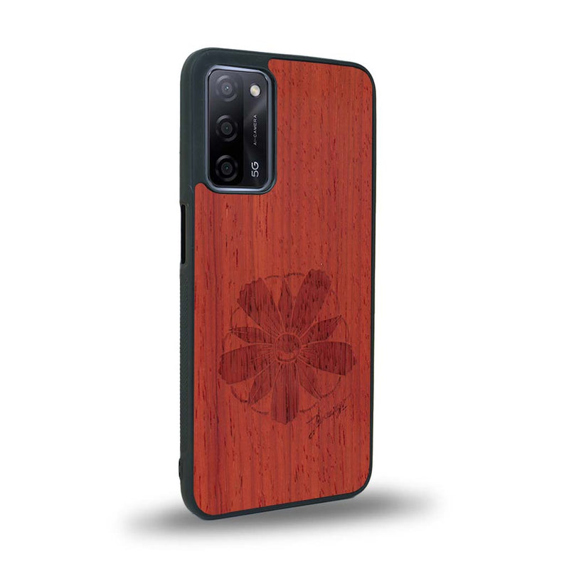 Coque de protection en bois véritable fabriquée en France pour Oppo A55 5G sur le thème des fleurs et de la montagne avec un motif de gravure représentant les pétales d'une fleur des montagnes