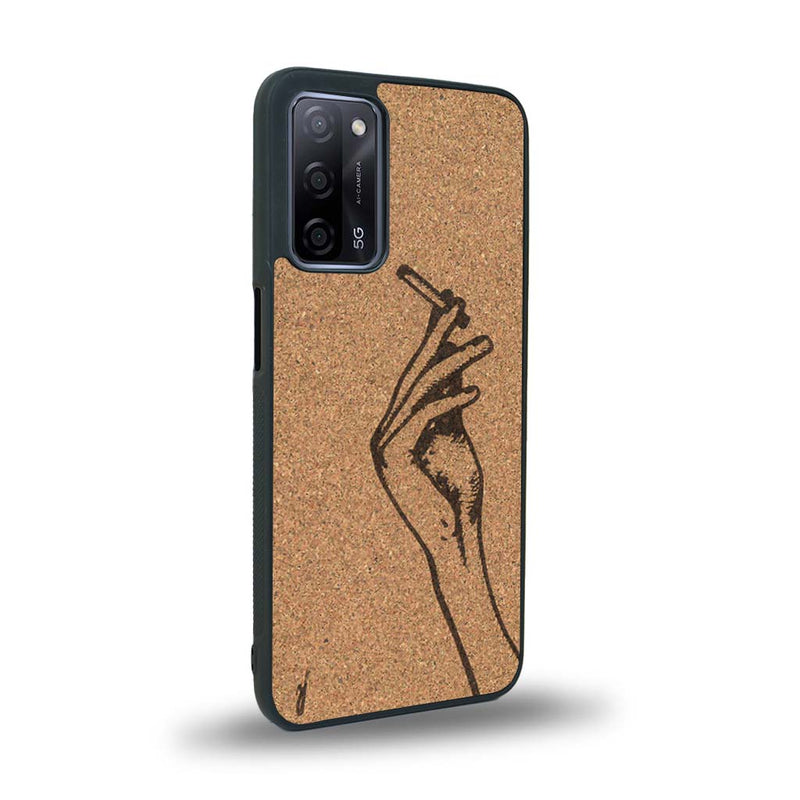 Coque de protection en bois véritable fabriquée en France pour Oppo A55 5G représentant une main de femme tenant une cigarette de type line art en collaboration avec l'artiste Maud Dabs