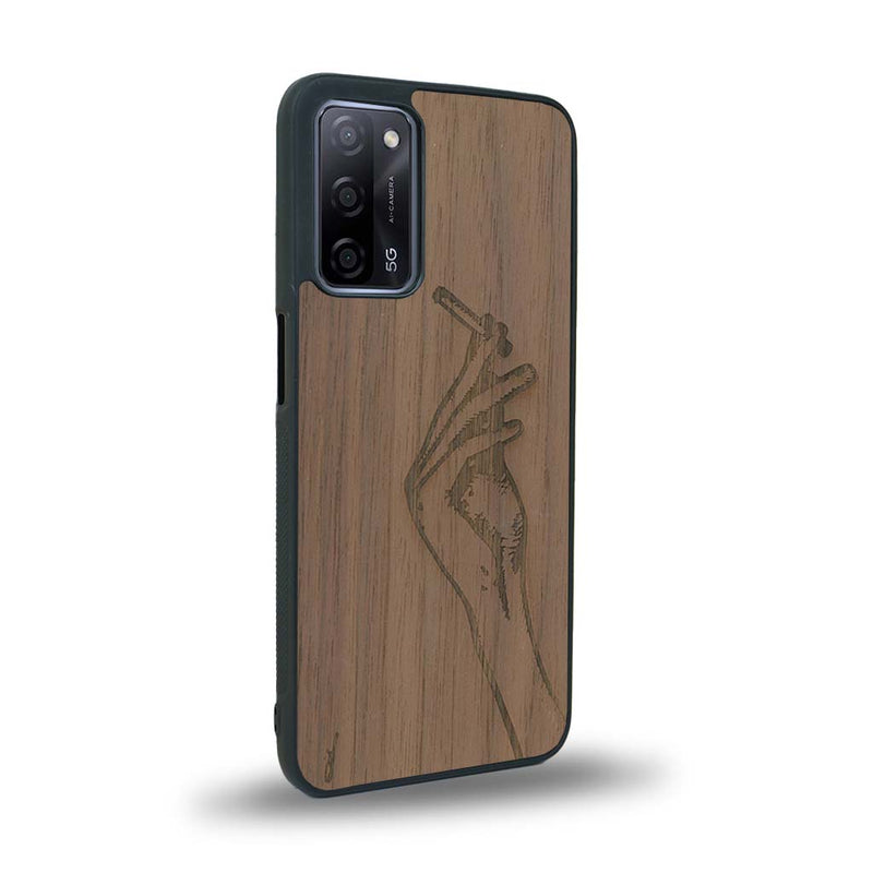 Coque de protection en bois véritable fabriquée en France pour Oppo A55 5G représentant une main de femme tenant une cigarette de type line art en collaboration avec l'artiste Maud Dabs