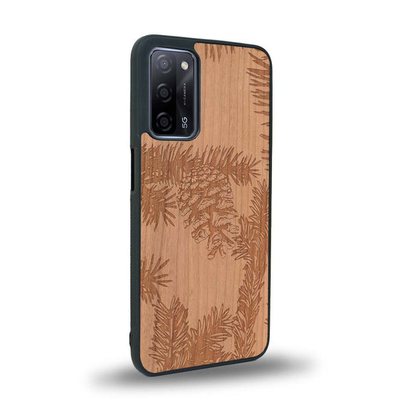 Coque de protection en bois véritable fabriquée en France pour Oppo A55 5G sur le thème de la nature des arbres avec un motif de gravure représentant des épines de sapin et des pommes de pin