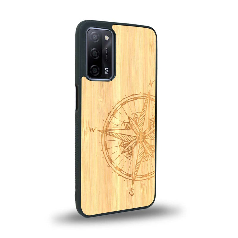 Coque de protection en bois véritable fabriquée en France pour Oppo A55 5G avec une gravure "rose des vents" sur le thème nautique et de l'océan qui s'inspire des boussoles de pirate