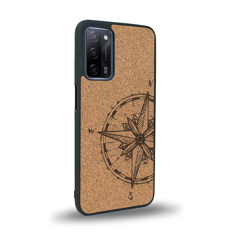 Coque de protection en bois véritable fabriquée en France pour Oppo A55 5G avec une gravure "rose des vents" sur le thème nautique et de l'océan qui s'inspire des boussoles de pirate