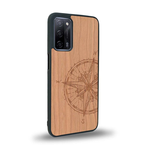 Coque de protection en bois véritable fabriquée en France pour Oppo A55 5G avec une gravure "rose des vents" sur le thème nautique et de l'océan qui s'inspire des boussoles de pirate