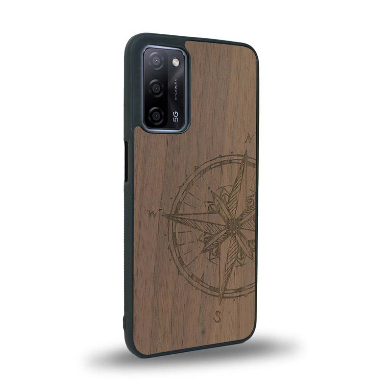 Coque de protection en bois véritable fabriquée en France pour Oppo A55 5G avec une gravure "rose des vents" sur le thème nautique et de l'océan qui s'inspire des boussoles de pirate