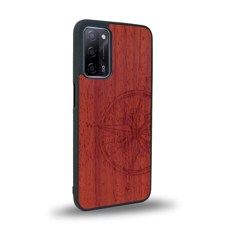 Coque de protection en bois véritable fabriquée en France pour Oppo A55 5G avec une gravure "rose des vents" sur le thème nautique et de l'océan qui s'inspire des boussoles de pirate