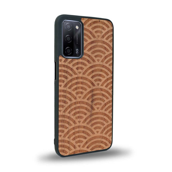 Coque de protection en bois véritable fabriquée en France pour Oppo A55 5G baptisée "La Sinjak" avec un motif de gravure abstrait représentant la répétition d'un symbole wifi