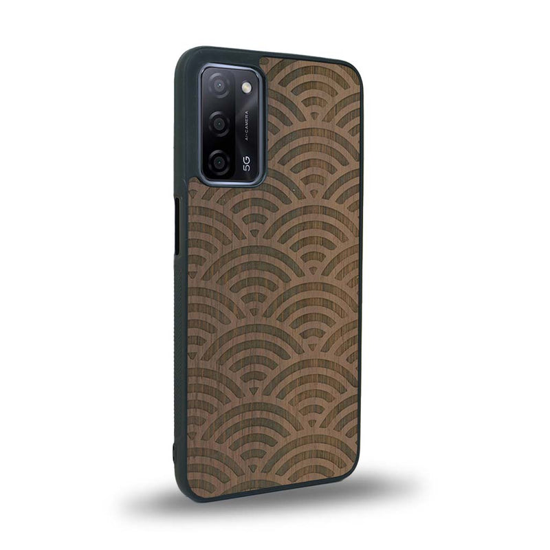 Coque de protection en bois véritable fabriquée en France pour Oppo A55 5G baptisée "La Sinjak" avec un motif de gravure abstrait représentant la répétition d'un symbole wifi